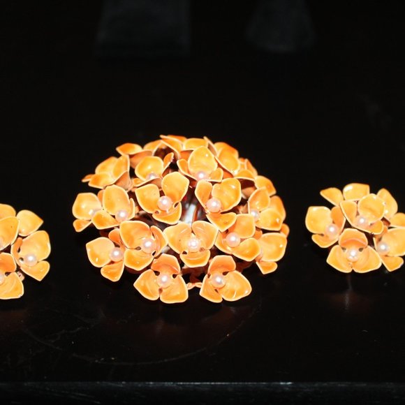 Beautiful Enamel and baby pearls adorn this brooch & clip back earrings - Picture 12 of 16